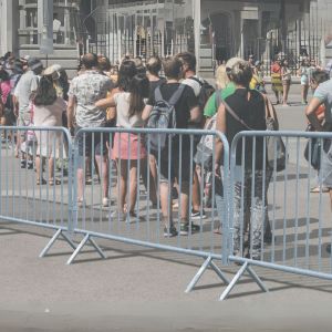 Barrières de police et remorques